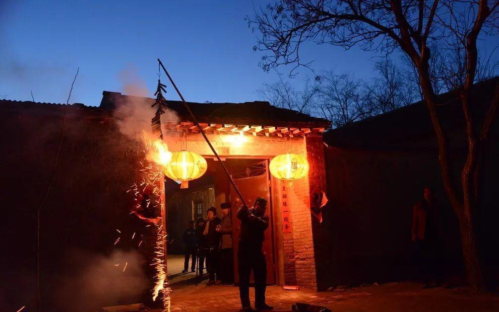 94岁母亲抓住门框不松手，72岁儿子蹲下来喘气：妈，我背不动你了。年夜饭桌上，