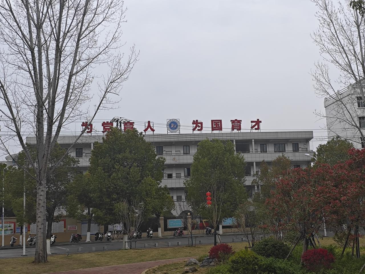 那些年，老师的工资到底有多低？85年教师不足40元，工人是120元；88年初