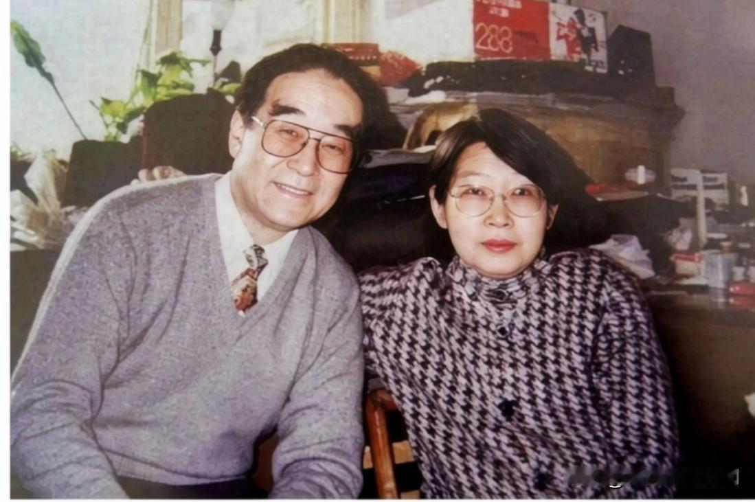 1990年，这是55岁的孔令华南下创业时，与李敏的一张值得纪念的合影。孔令华与李