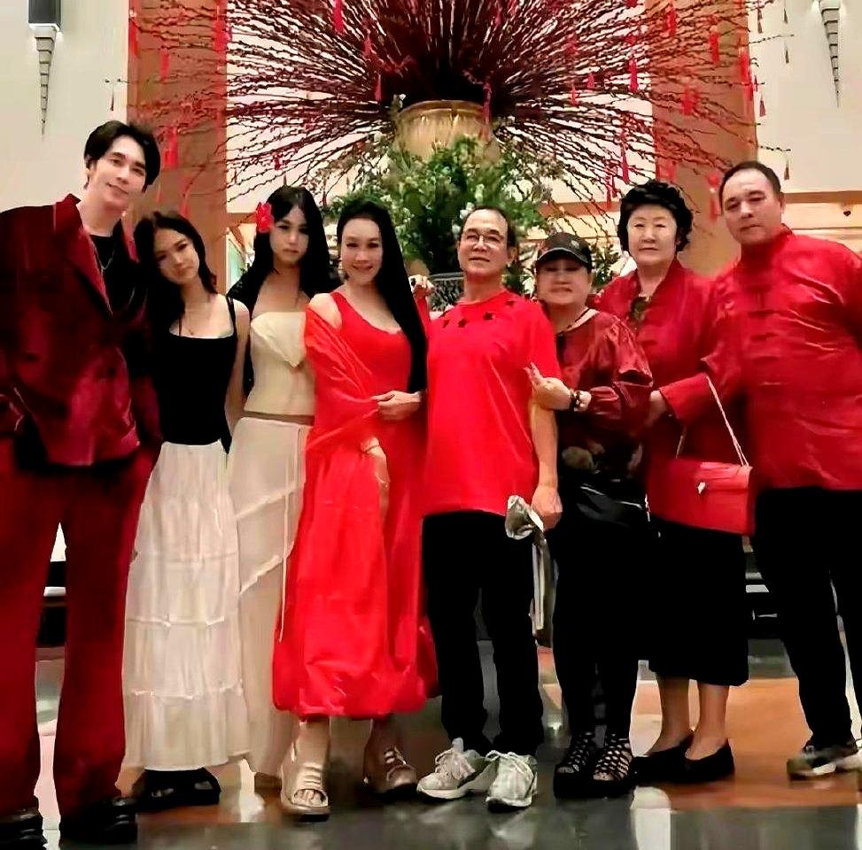 看到钟丽缇55岁还拼命想给张伦硕生孩子的消息，心里真不是滋味。这对相差12岁的