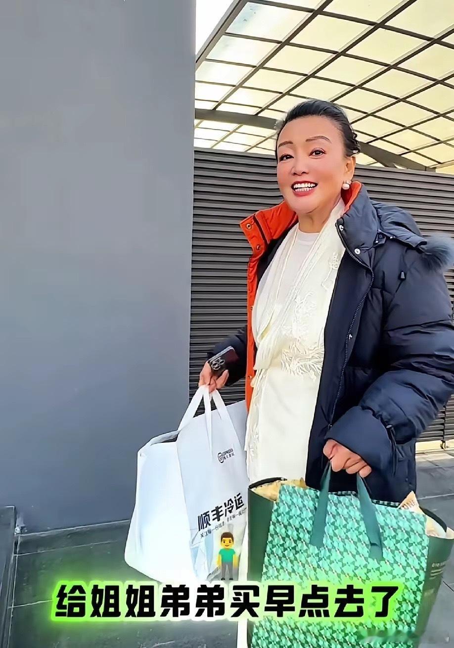 张兰开心极了，一天发了两个视频，因为玥儿姐弟回北京了，所以，张兰忙的不亦乐乎。早