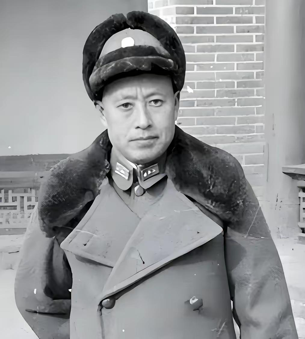 一说起东北军，很多人第一反应是张学良，但少帅被囚后，真正扛起东北军大旗的，其实是
