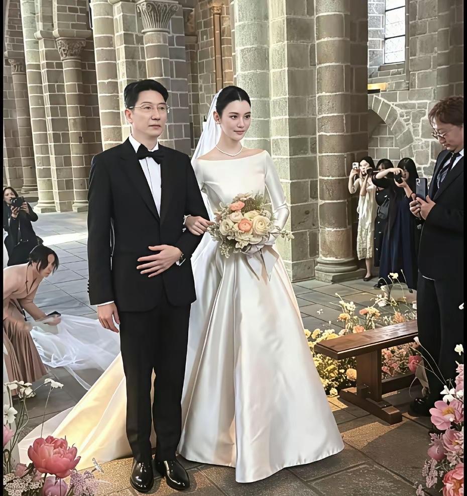 奚梦瑶的父亲这次真的狠狠撑住了场面。婚礼现场那么多西装革履的男士里，奚父依然高大