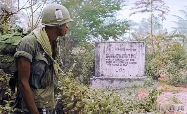 1970年，一名非裔美国黑人士兵在越南南部的丛林战场阅读越共（越南南方民族解放阵