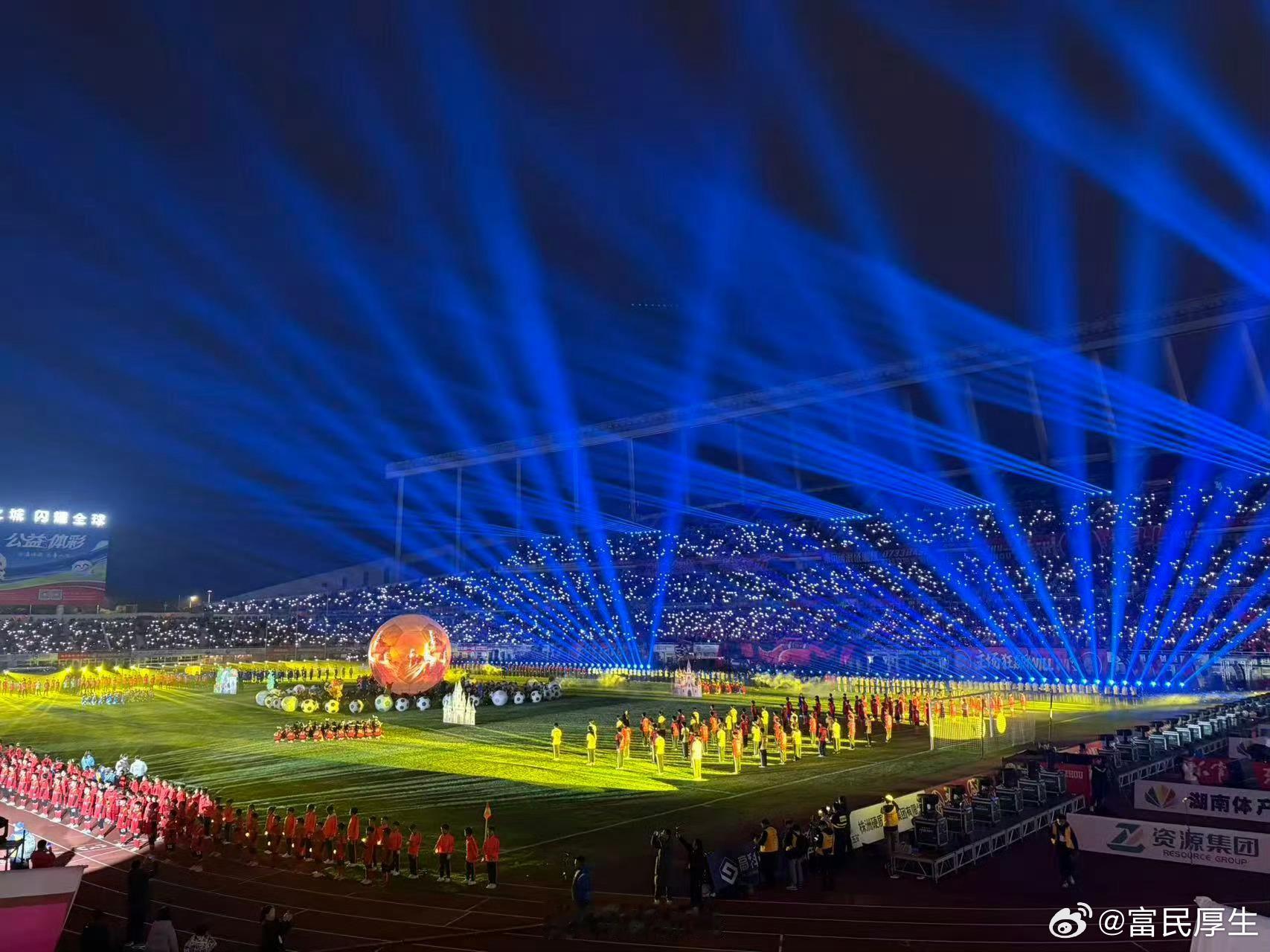 湘超超燃当长沙贺龙体育场的看台被人海填满，当株洲奥体中心的呐喊声掀翻穹顶，当湘潭