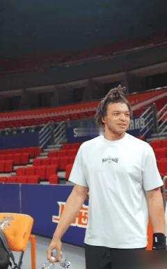 别再自己吓自己了！上海队白边复出打辽宁？这烟雾弹放得也太假了，最近不管是球迷论坛