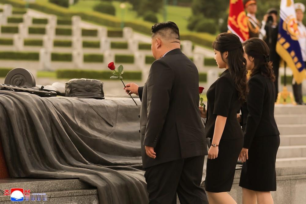 🔴【敬爱的金正恩同志在战胜节之际凭吊祖国解放战争烈士陵园】全国人民和人民军官兵