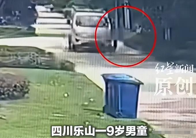 以为小区足够安全，放手让孩子下楼玩耍，十分钟之后等来的却是噩耗。四川乐山一处小区