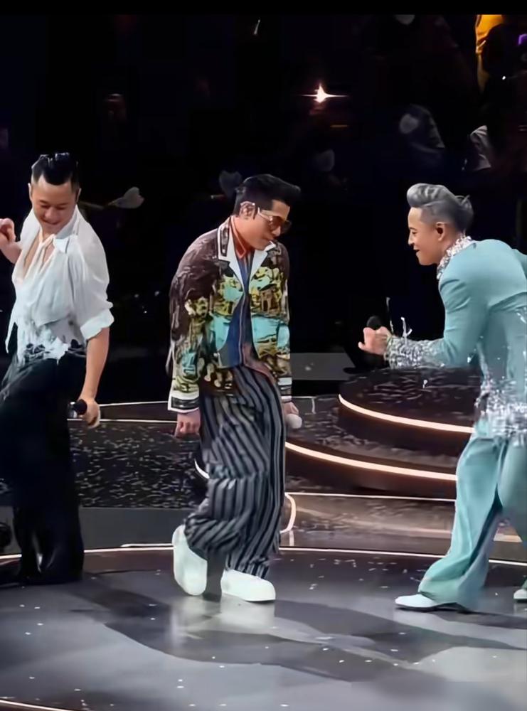 以后谁还敢请郭富城当嘉宾？上去一个动作，直接把主角的灯给抢了。就前两天草蜢演