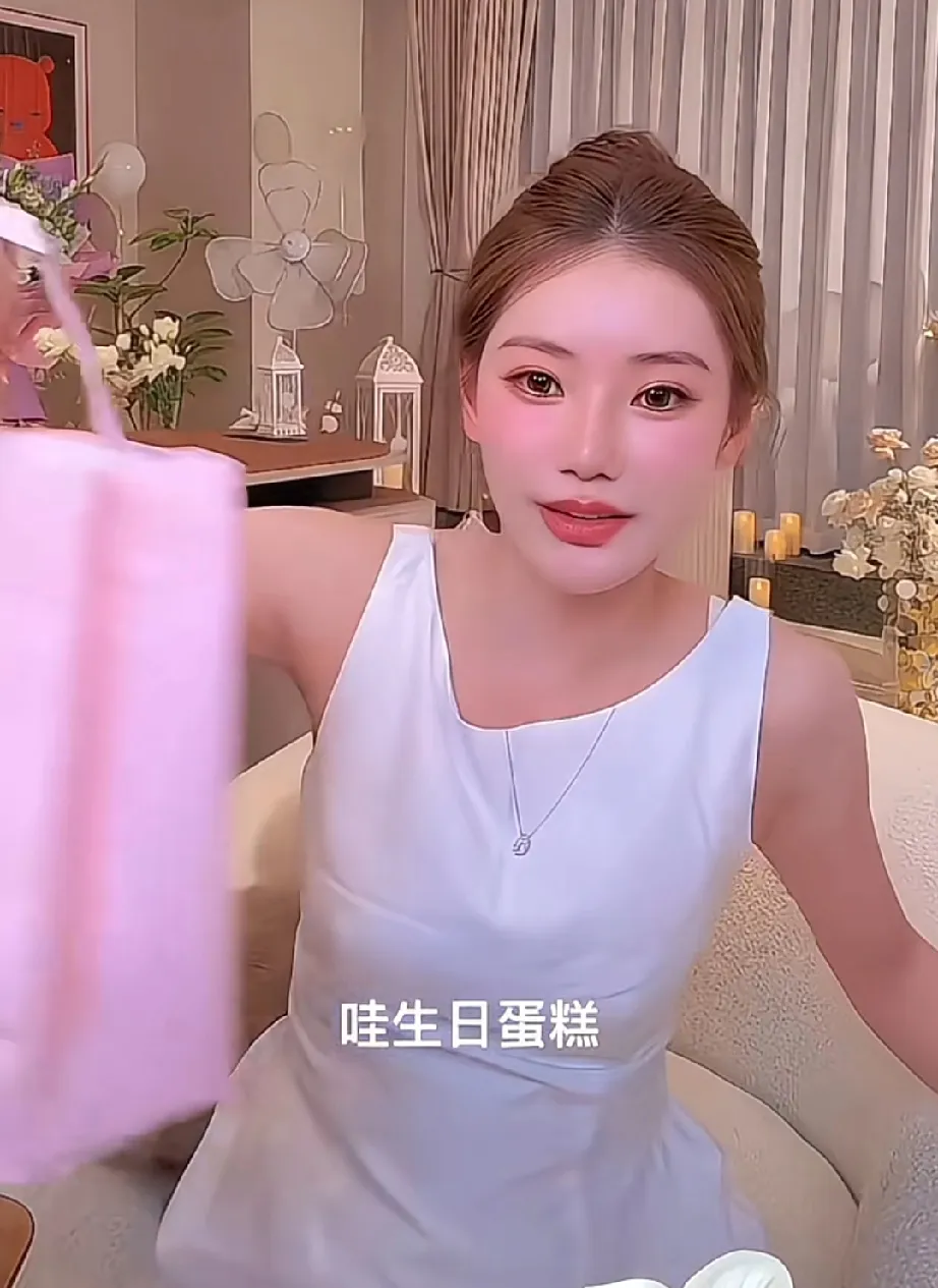 马筱梅生日，汪小菲小玥儿来送蛋糕。生日还在工作，真的很敬业，新办公室也是马筱