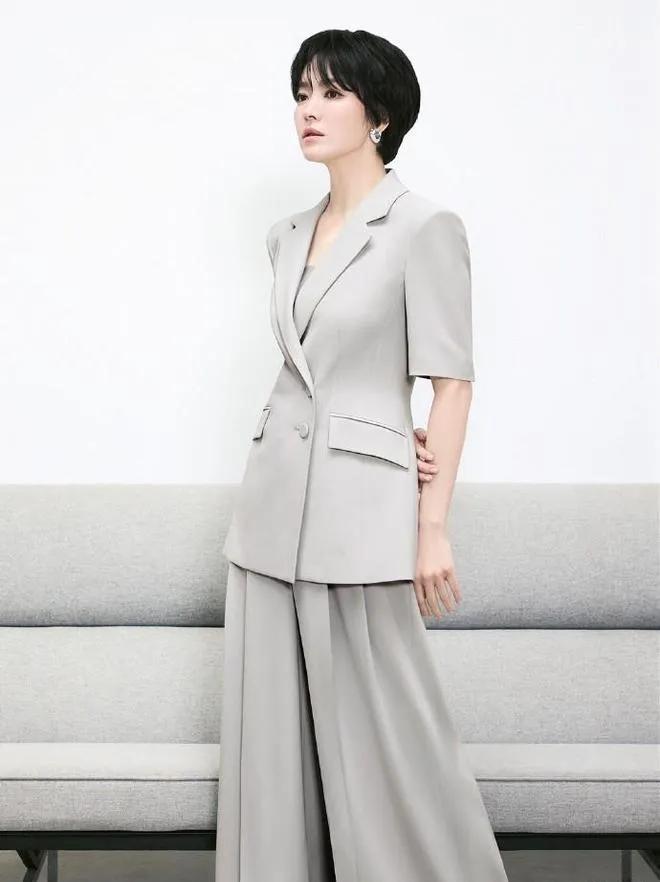 救命！宋慧乔这套浅灰西装太适合日常穿了！简约不挑人，浅灰色温柔又显白，上班