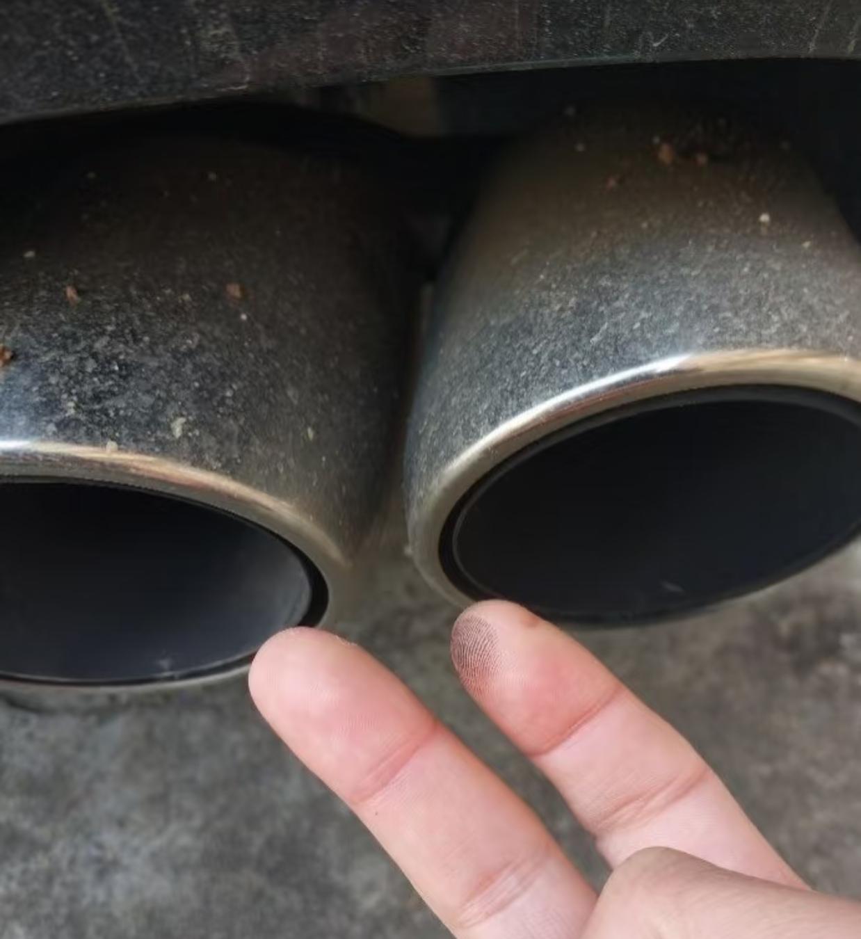 排气管发黑=发动机积碳？真相可能出乎意料！摸到排气管发黑就断定积碳严重？加油