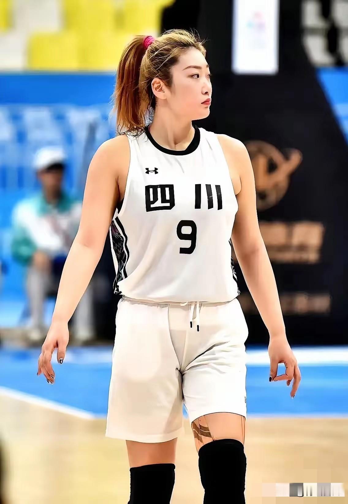 李梦加盟ProjectB联赛，年薪1400万！这哪是打球，简直是抄底女篮薪资天