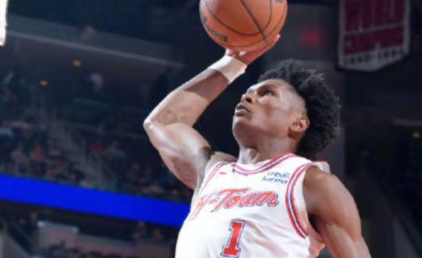 今天输了非常伤打湖人没有主场优势除非有23掘金的实力能5打8不然被吹死是常态