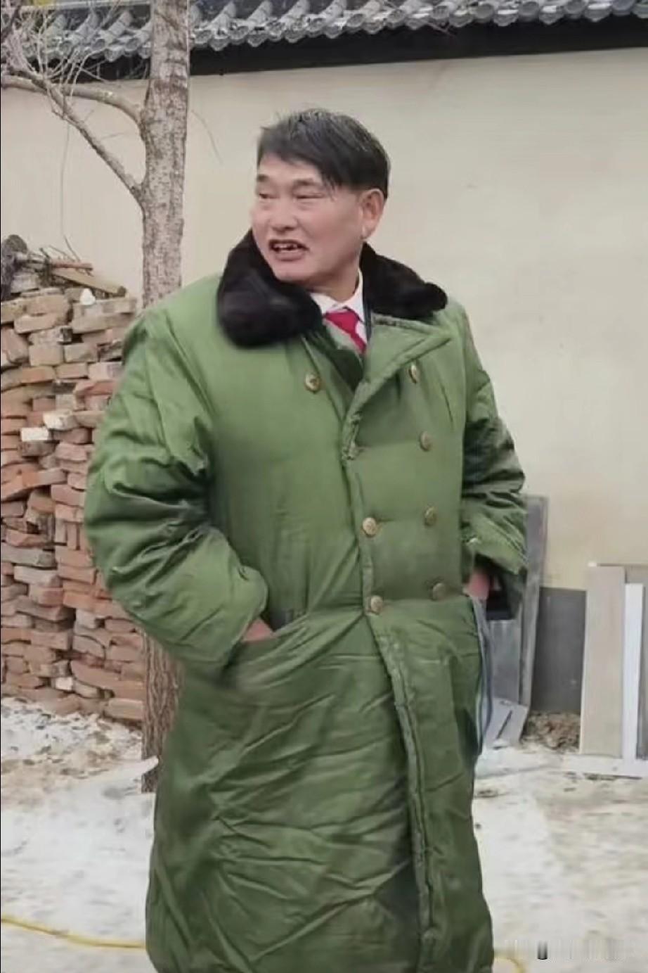 跟一个在传媒公司上班的朋友聊天，他说朱之文现在很火，赚的甚至比有些明星还多。