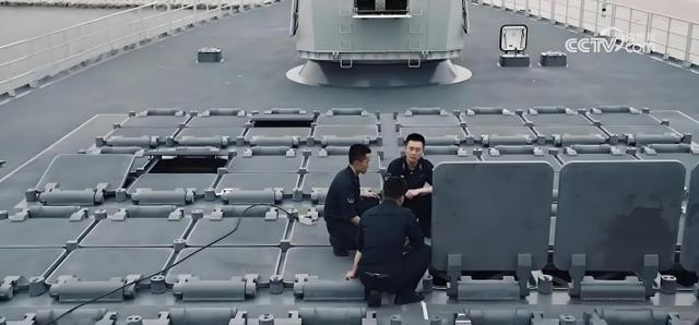 055配备200多枚导弹，假如海战爆发，导弹打完了该咋办？实不相瞒，055打完导