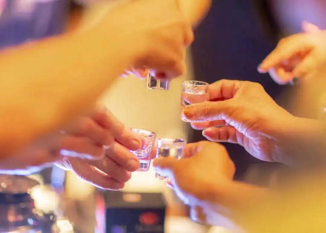 江西宜春，男子的儿子结婚，大喜日子就把60岁老战友邀请过来，没想到，宴席间喝了点