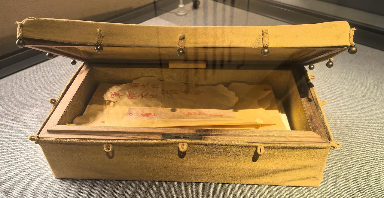 今天去中国历史第一档案馆，里面有清道道光皇帝秘密立储谕旨的匣盒。