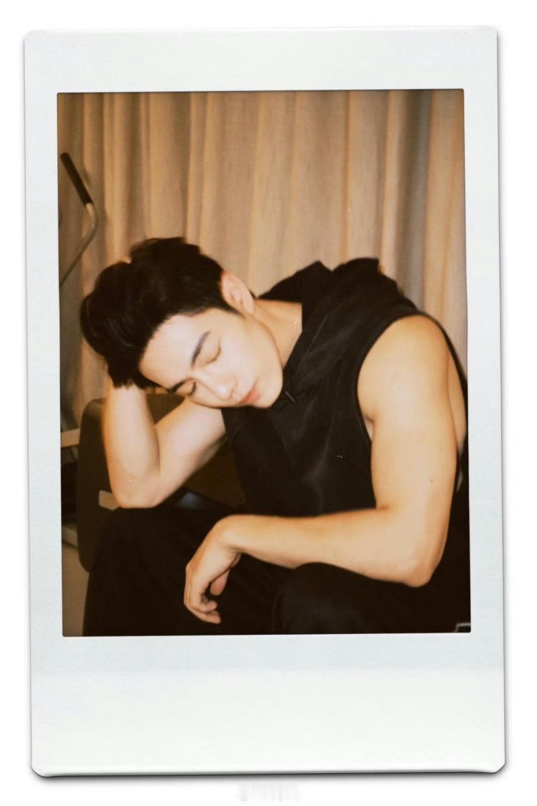 肖战粉丝想要肖战粉丝得到肖战粉丝：想要这张拍立得原图！！肖战工作室：放出(悄咪