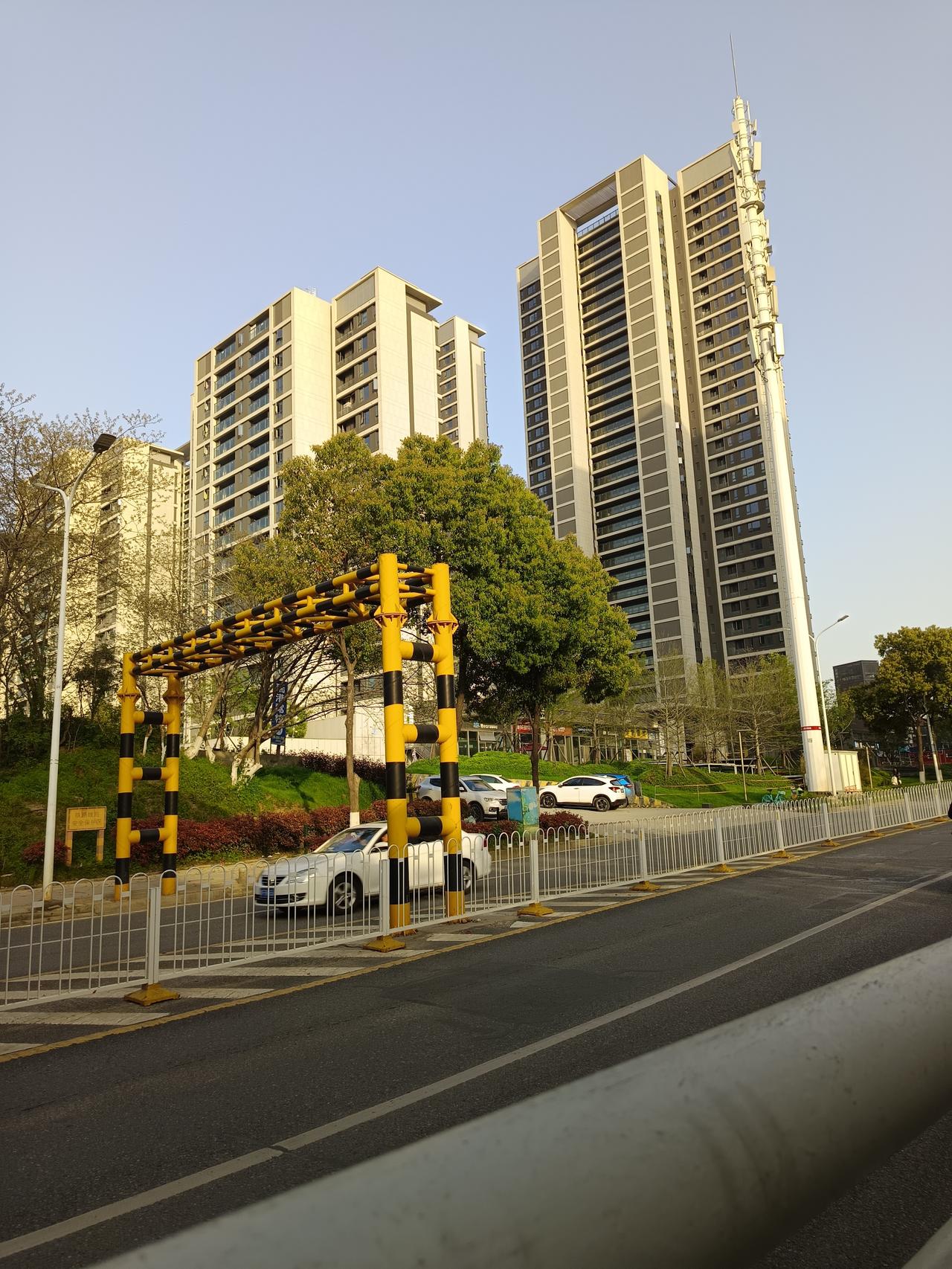 和我住在同一小区的同事和她全家出去旅游半个月，临走时告诉了我。我就必须每天注意她