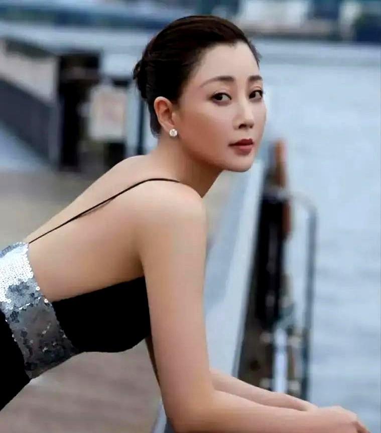 电视三大奖大满贯的视后，就因为素颜被拍，就“女神崩了”？好家伙，1月7号晚上