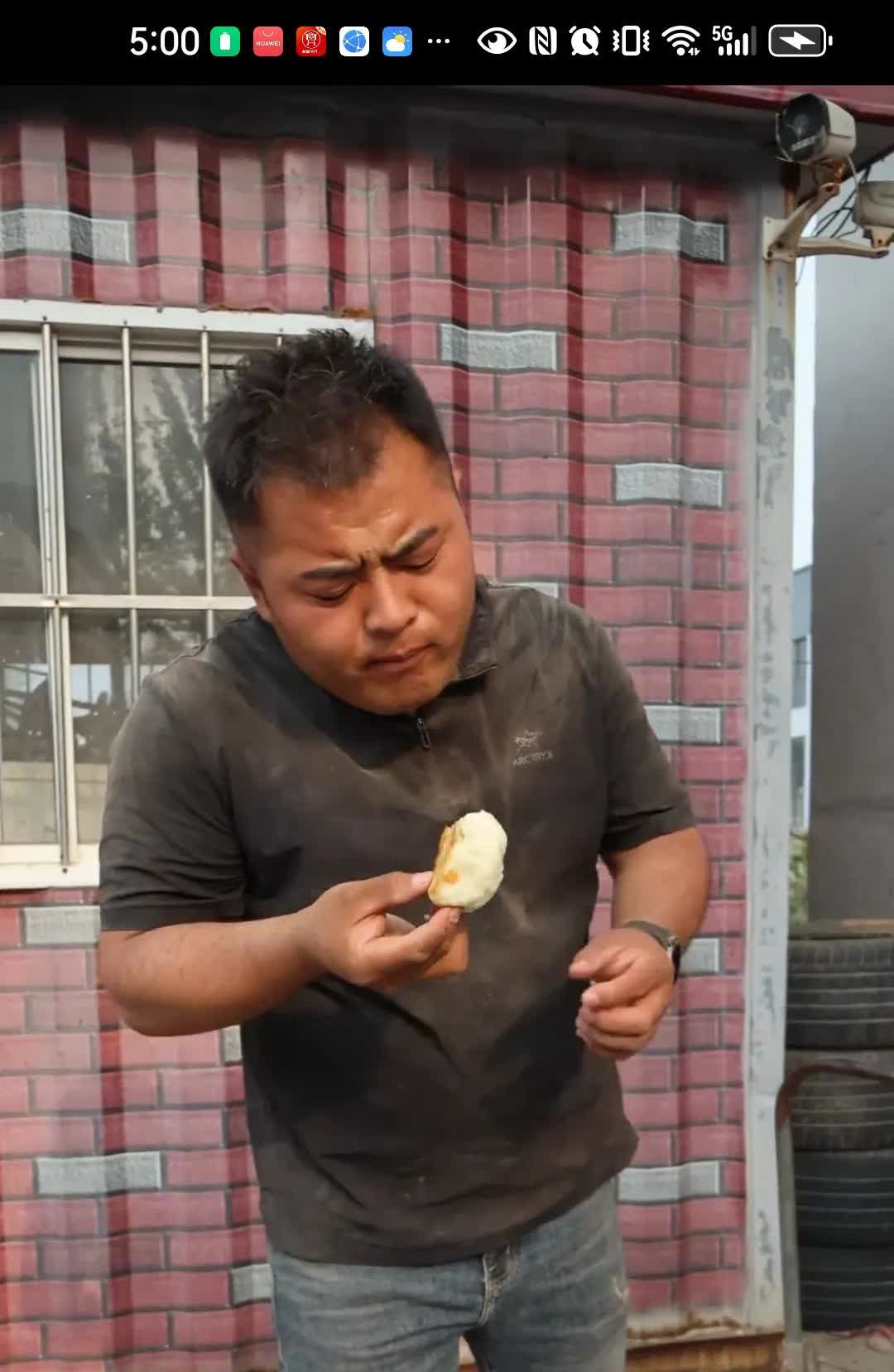终于弄明白二两小姨家的大蒜为何那么贵了，二两、紧子、旭弟还有顺子都忙了一整个晚上
