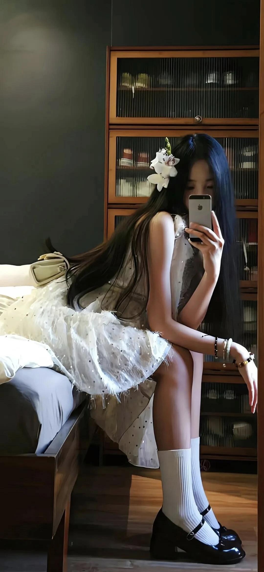 镜中人影，花间梦长。