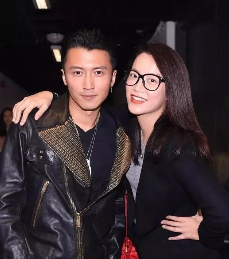 那年，谢霆锋的女助理霍汶希被男友甩了，不久以后，她才发现自己已经怀孕，当时霍汶希