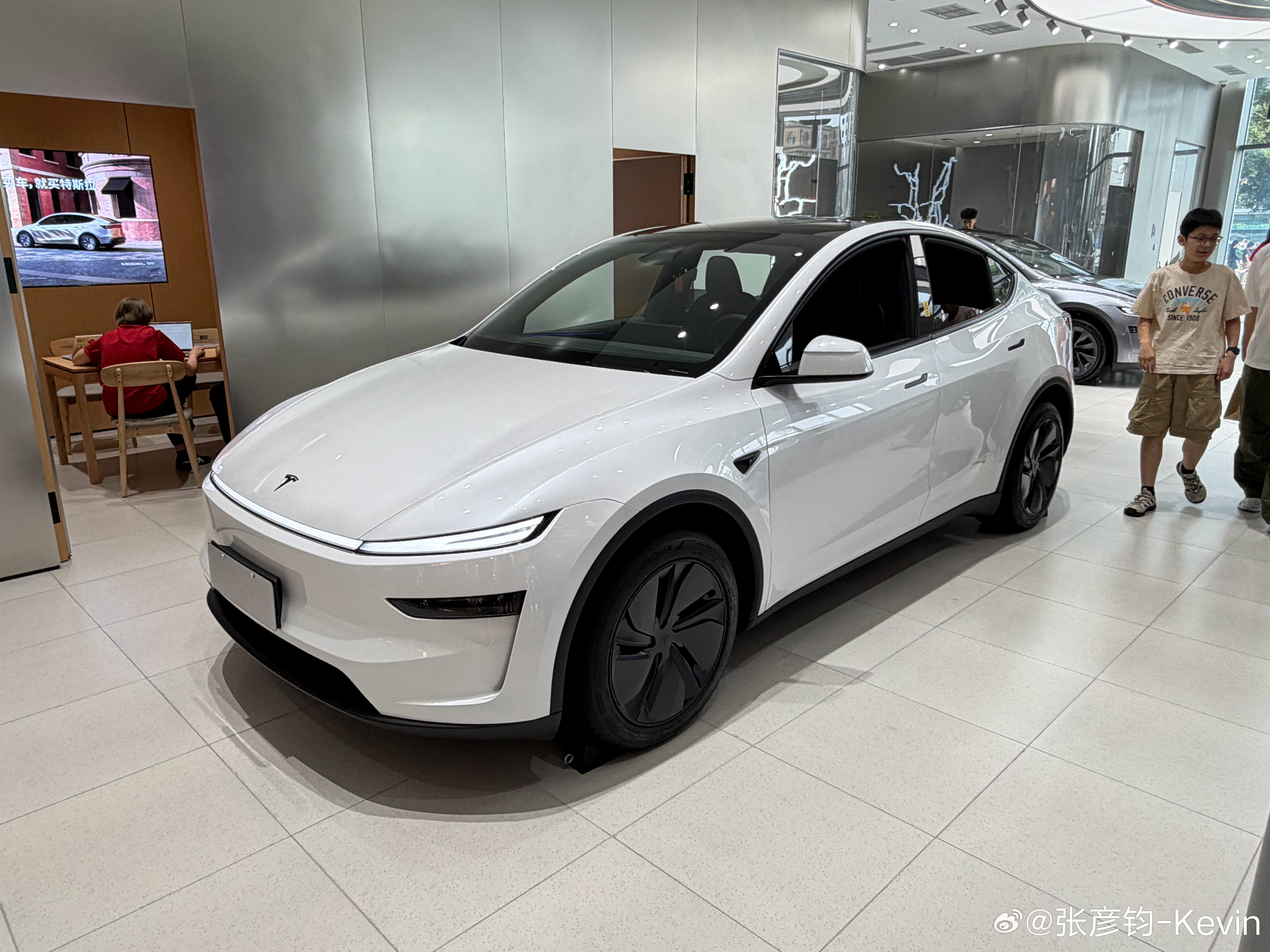 路过特斯拉又进来看了看ModelY，几个感受：1、简单干净准确，这个就是最