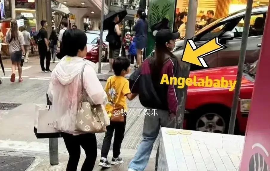 有网友在香港中环巧遇Angelababy与母亲及儿子一同逛街的温馨画面。尽管如今