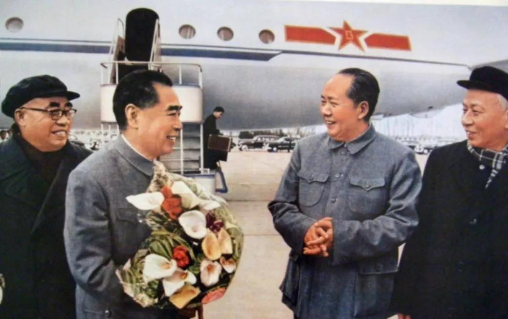 照片上原本有四人，文化大革命开始之后，被剪裁成了三人，在当时的技术条件下，照片的
