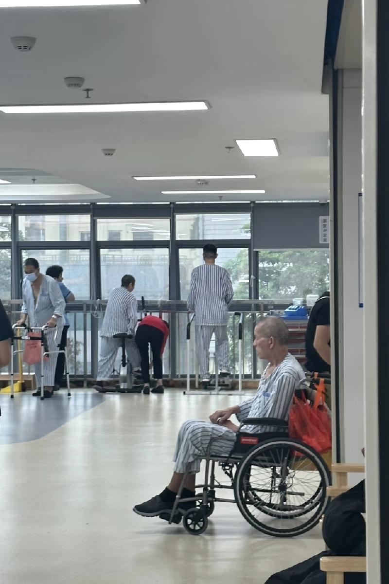 今天去医院看望生病的同事，同病房里，有个男的，脑梗，在做康复理疗。她老婆不停地打