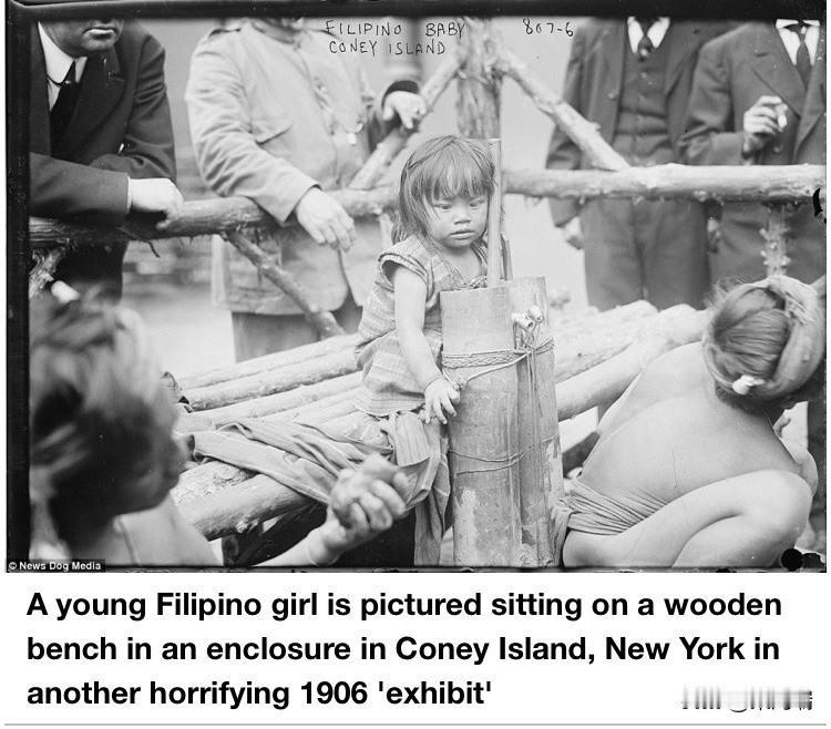 一名年轻的菲律宾女孩坐在美国纽约康尼岛一个围栏里的木凳上,这是1906年另一个令