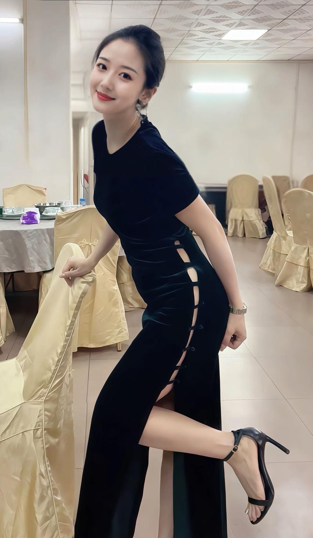 优雅黑裙，气质满满，自信微笑，尽显魅力！