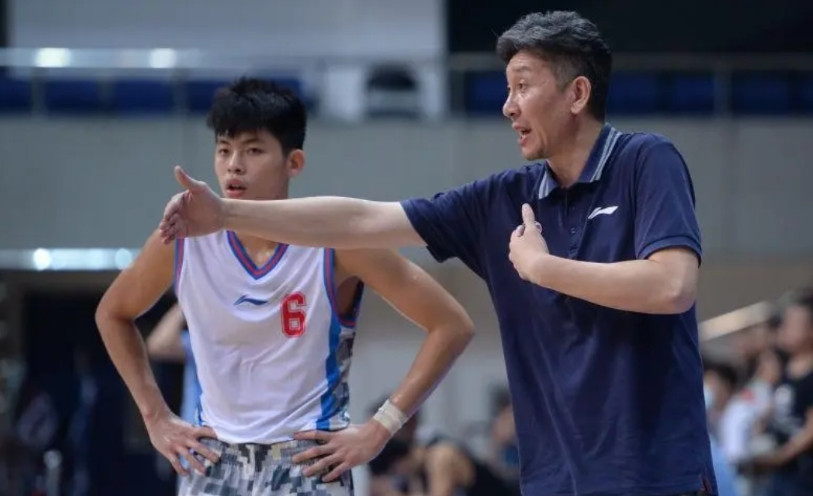 CBA哪些主教练可能下课？1、深圳外籍教练，已经下课，郑永刚上任。2、刘炜，