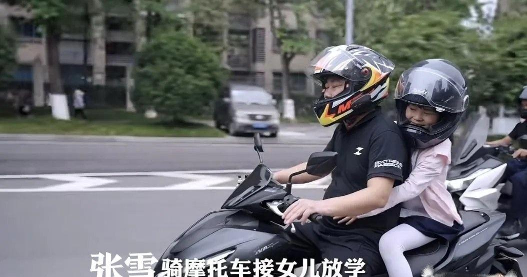 谁能想到，张雪居然至今没考驾照，甚至压根不会开车。他在采访中坦言：考驾照太费工夫