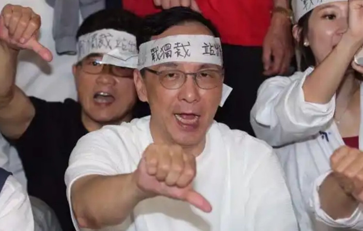台湾民进党当局已是惊弓之鸟，过去几天，他们又受到最新的惊吓。台湾一些人怀疑，赖清