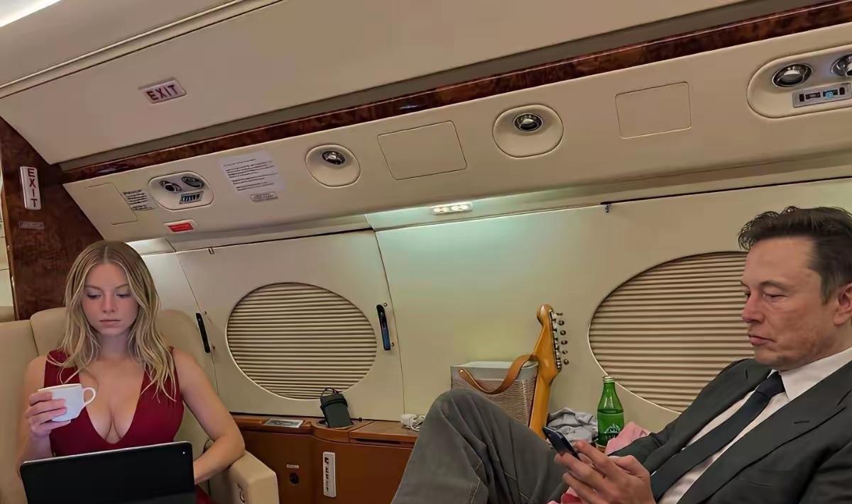 马斯克又谈新女友了？马斯克这个审美绝了，女方金华碧眼，身材丰腴，知性优雅，两个人