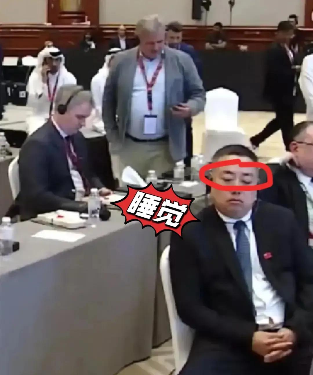 不愧是孙颖莎的亲师傅，刘国梁居然在国际乒联大会上睡着了。刘国梁怎么说莎莎的，