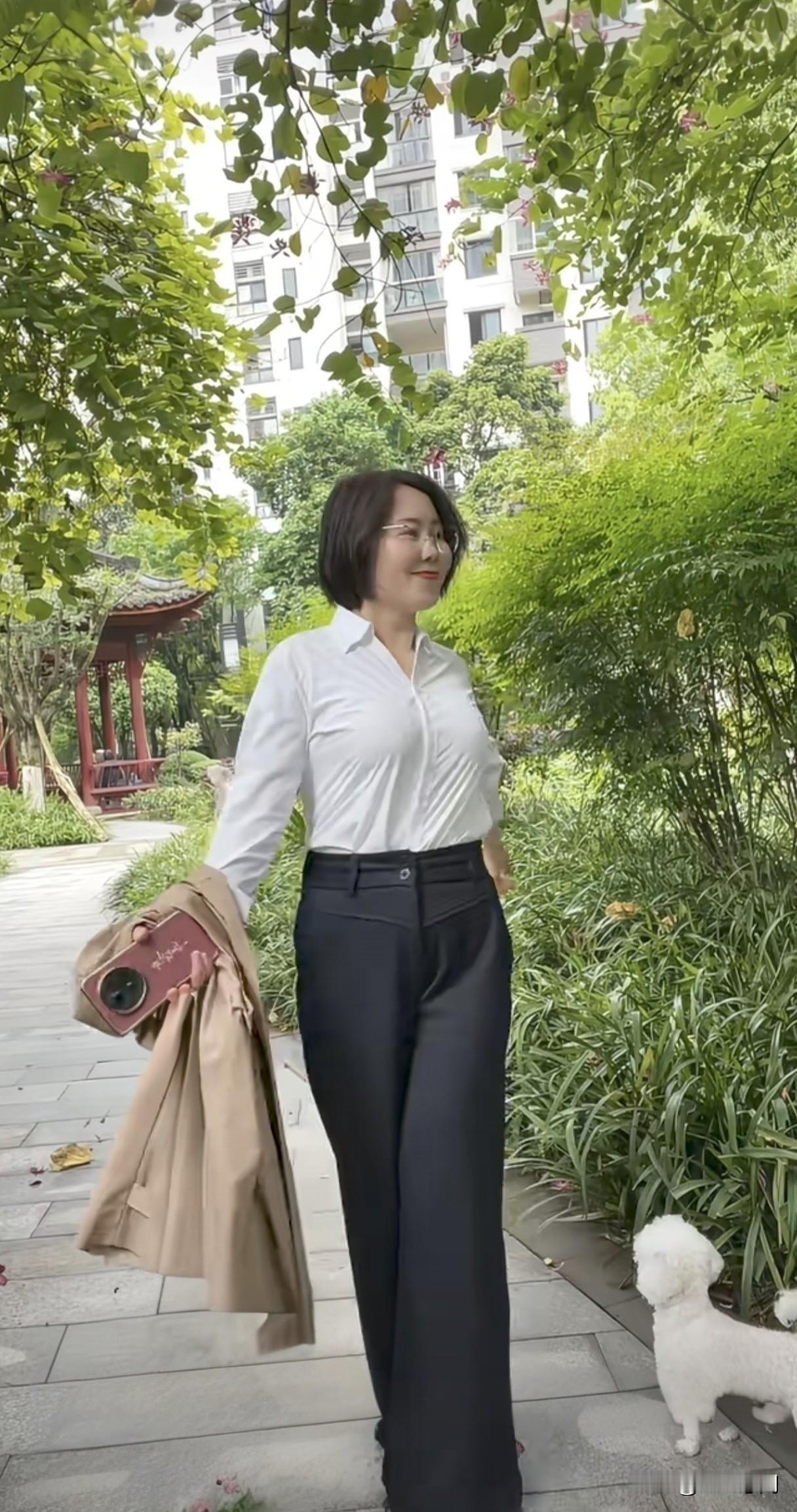 一个女博主说：“男女之间不约会、不暧昧、不搂、不抱、不聊骚、不牵、不挂、不动心，