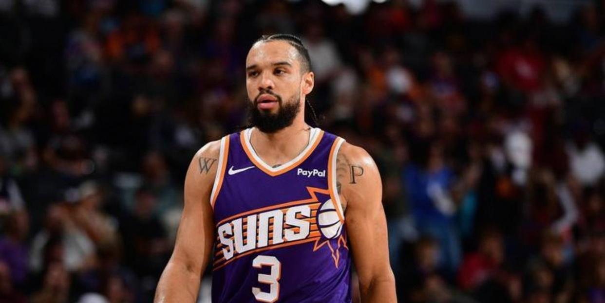 血染战袍！狄龙挂彩血战森林狼，赛后带伤揭秘球衣血迹来源