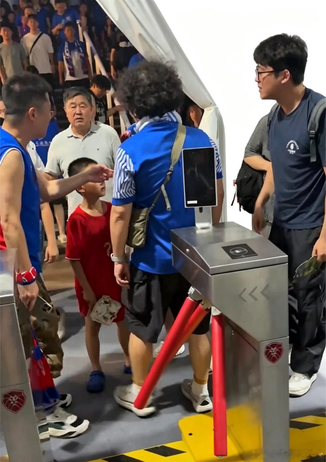 赛后冲突引热议！申花球迷输球后围堵身穿武磊7号国足球衣小球迷，武磊官博发文寻人武磊官博发文寻人#登上