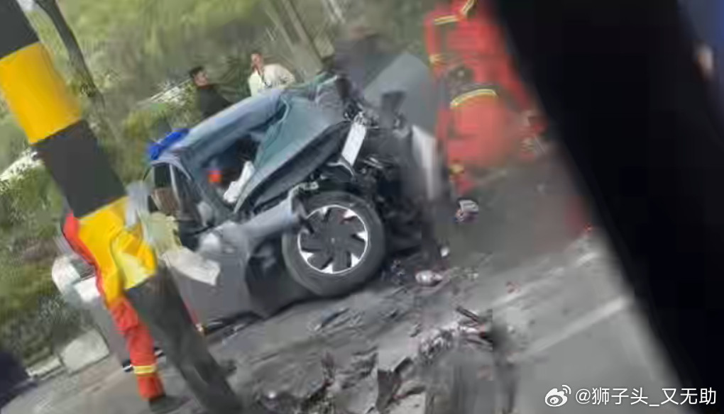 最近很多群里看到拿小鹏事故不完整片段来造谣的。辟个谣，这个是切割后的车。后面几张