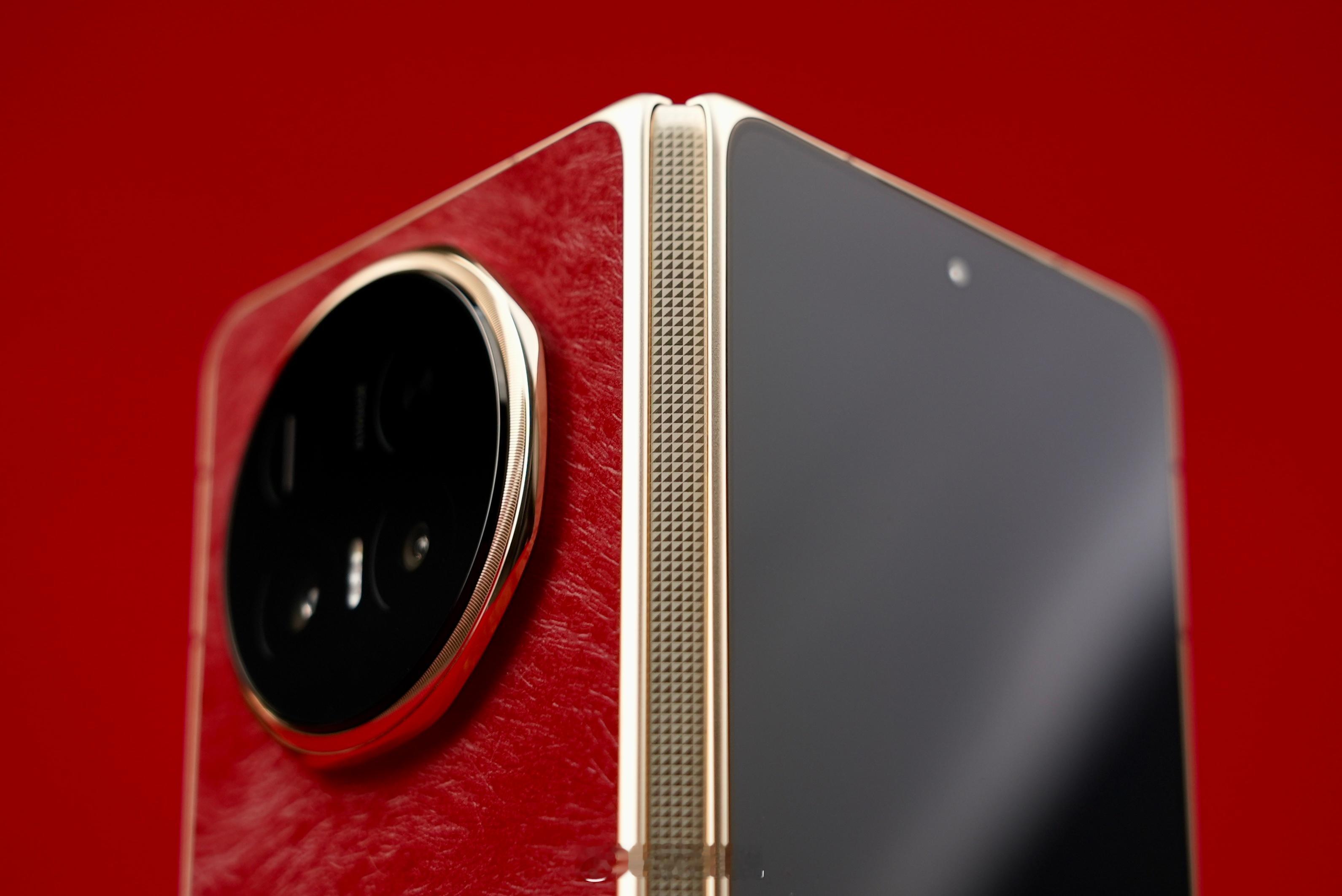 荣耀MagicV6的红色版后盖竟然是素皮！！！！！！！！！！！！！！！！！