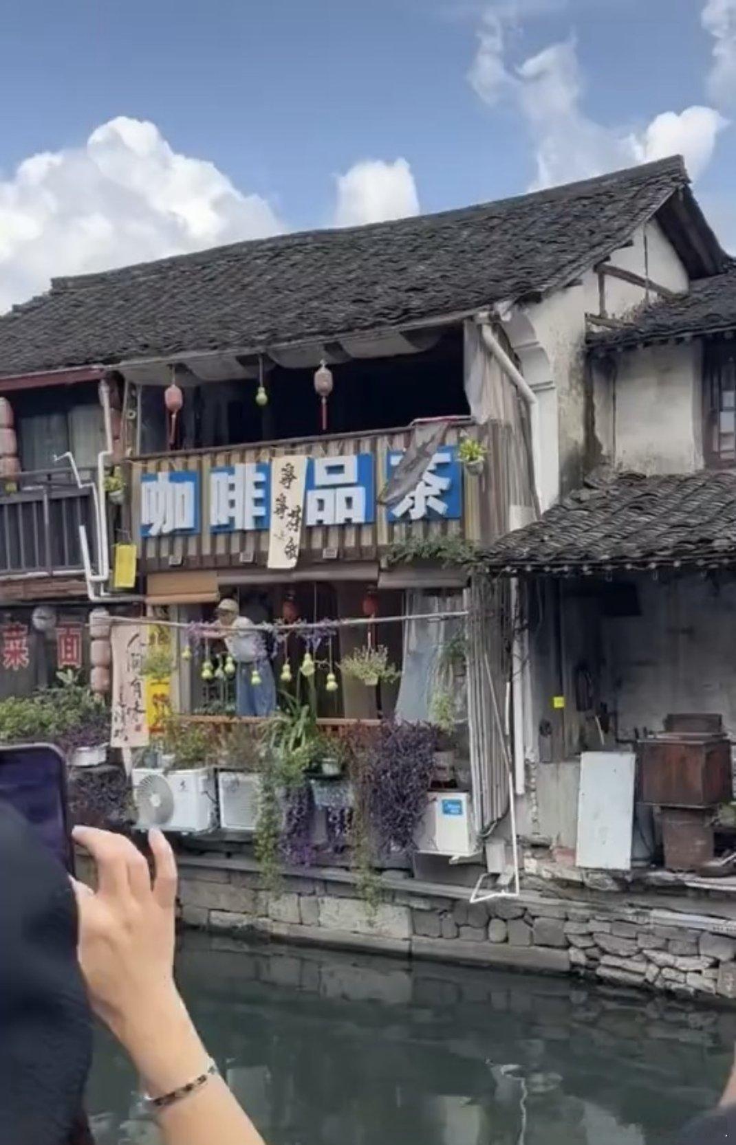 #复刻葫芦的隔壁老板发声#绍兴书圣故里，葫芦爷爷剪下亲手栽种的七个葫芦，希望回归安静生活。而隔壁茶馆