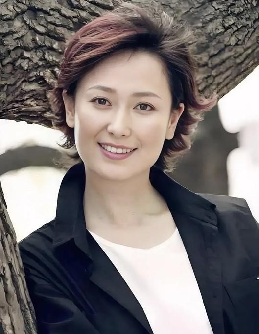 很少看到出生于广东的女演员会长得这么好看，貌若天仙，是纯天然的美，老了还是那么美