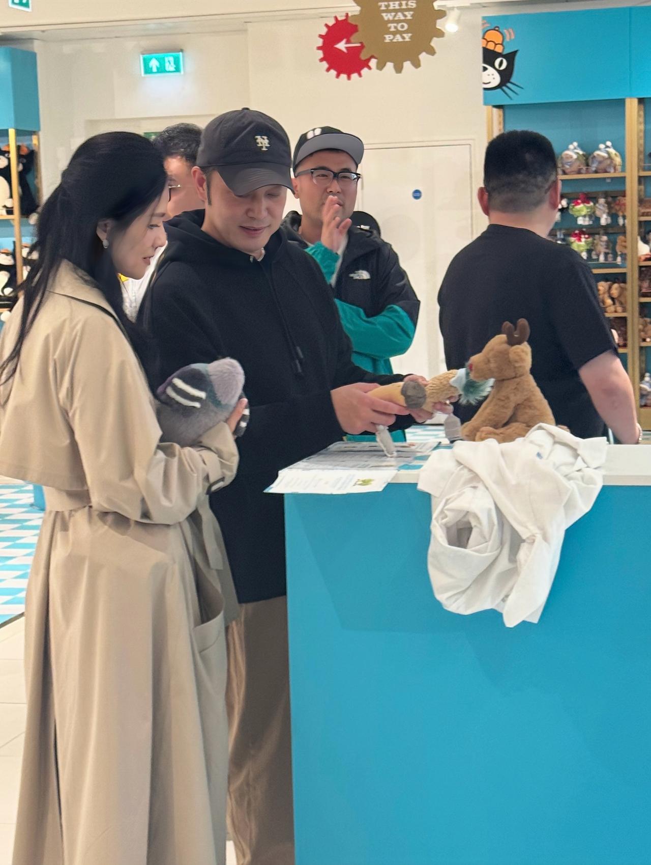 9月9日，有位网友在伦敦偶遇沙溢和胡可，夫妻俩现身一家毛绒玩具店。沙溢与胡可