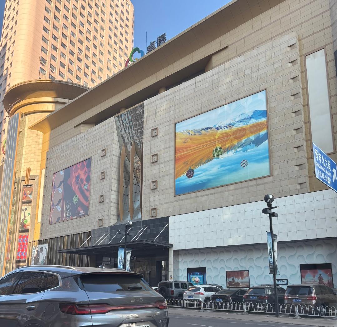 转眼间沈阳卓展购物中心闭店有一年了，今天坐车去青年大街无意中看到了卓展购物中心我