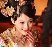 脱光衣服躺好！”公元565年，他让爱妃赤裸着身子躺在床上，自己看不过瘾，竟让臣子