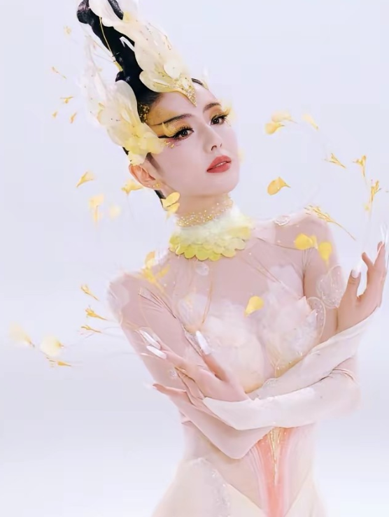 佟丽娅离婚之后越来越风生水起剪短了头发，跨界主持，最亮眼的还是跳舞部分！只要